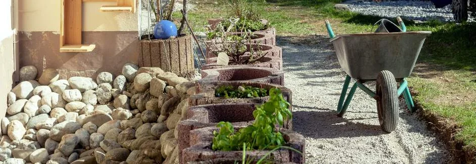 Gartenarbeit mit Schubkarre und Kräutern